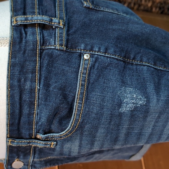 GAP 5” Mid Rise Sexy Boyfriend Denim Light Distressed Cuffed Shorts - Picture 4 of 11